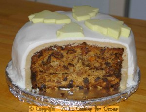 Decorating a Christmas Cake